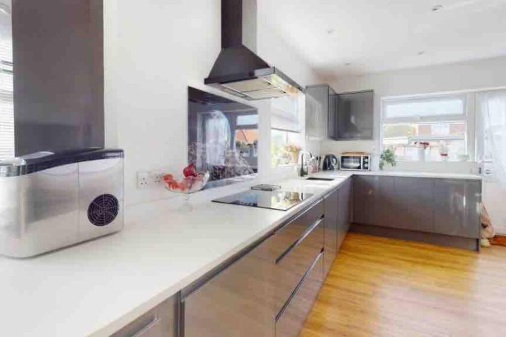 Love Lancing By The Sea With Optional Large Hot Tub Sleeps Up To 8 & Free Parking Villa Exterior foto