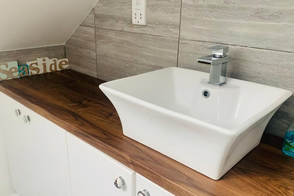 Love Lancing By The Sea With Optional Large Hot Tub Sleeps Up To 8 & Free Parking Villa Exterior foto